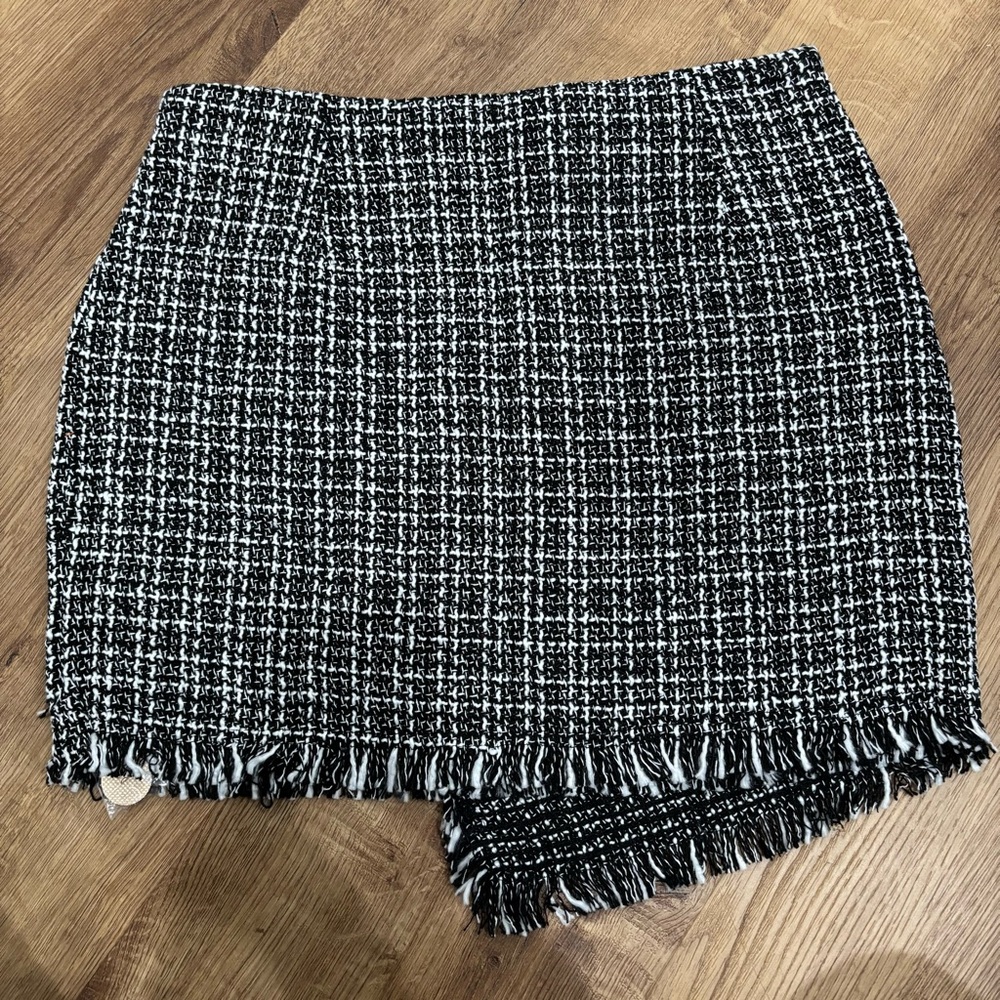 H&M Chic Black and White Tweed Like Skirt - Picture 3 of 5